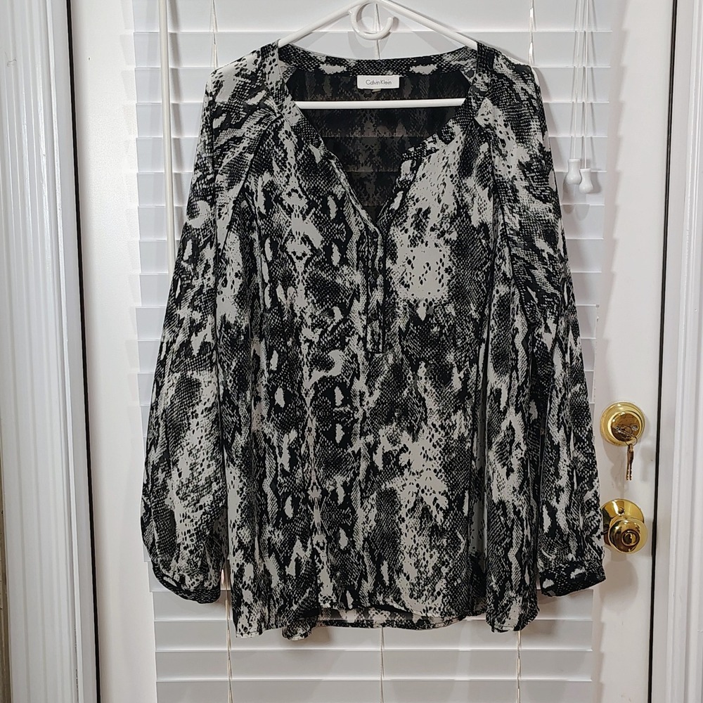 Calvin Klein Snake Print Blouse Women 2X Black V Neck Long Sleeve Top Edgy Alt